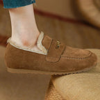 Paire beige portée avec un pantalon en jean retroussé