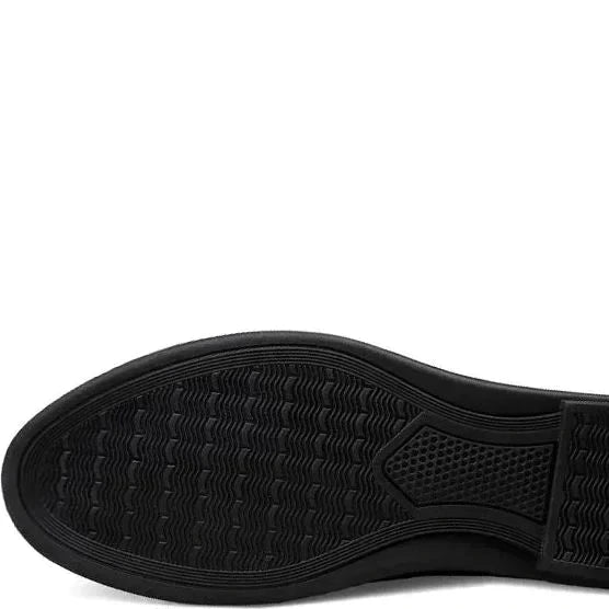 semelle extérieure noire du mocassin vue de dessous, détails du relief visibles