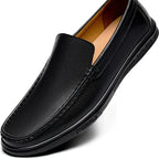 Mocassin noir présenté en léger angle sur fond clair