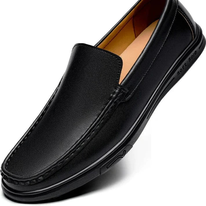 Mocassin noir présenté en léger angle sur fond clair