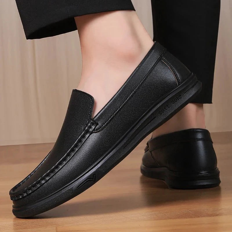 Mocassin noir porté avec un pantalon sombre vu de profil