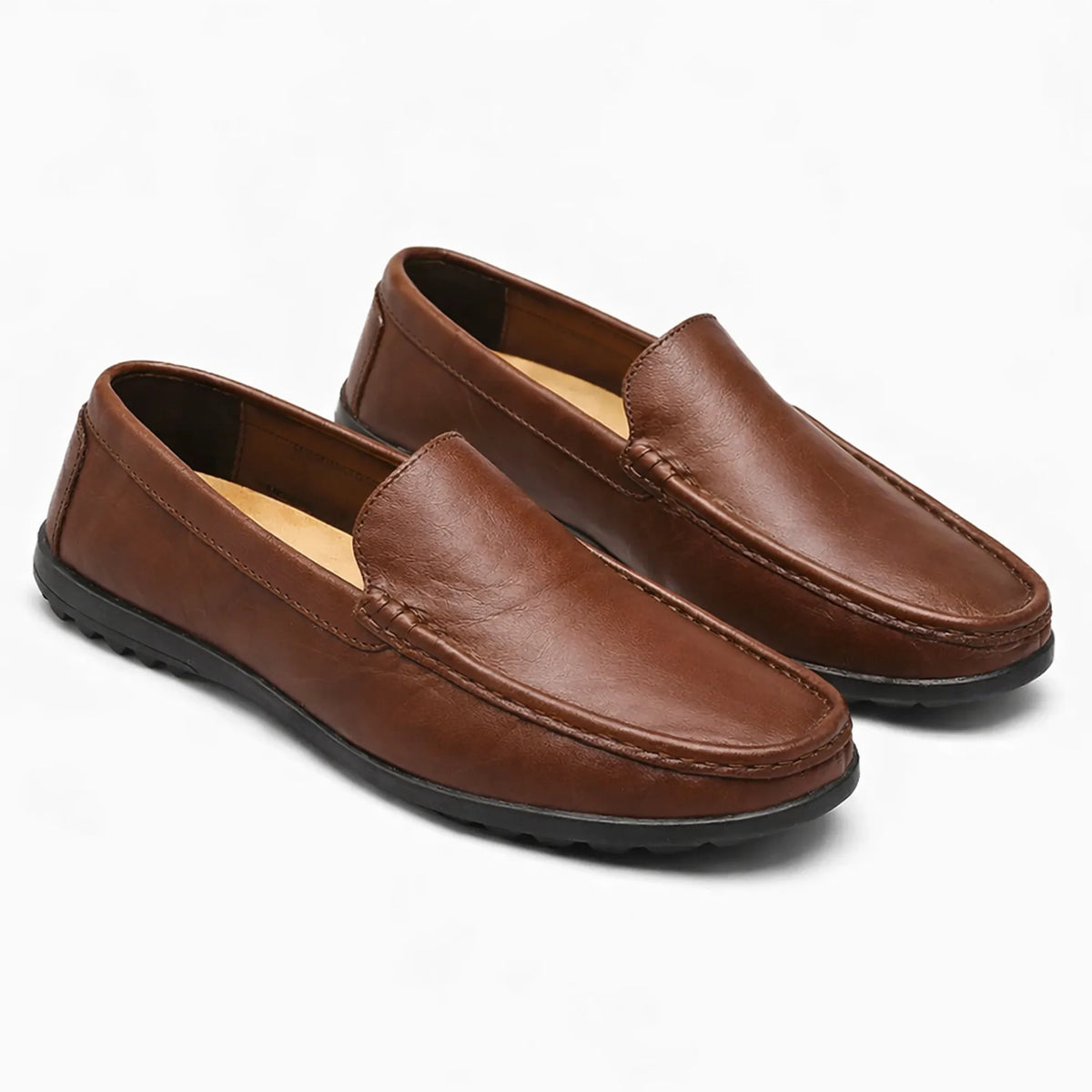 Mocassins en cuir coloris marron posés sur fond blanc uni