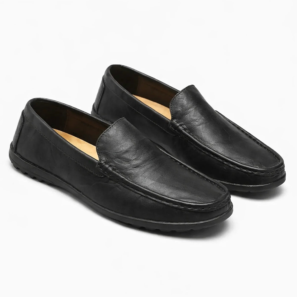 Mocassin homme confort en cuir noir posé sur fond blanc uni