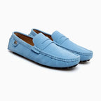 mocassins bleu ciel présentés côte à côte sur fond uni