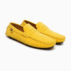 mocassins jaunes alignés sur un fond clair