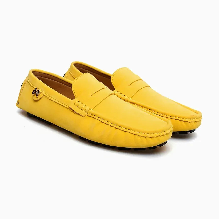 mocassins jaunes alignés sur un fond clair