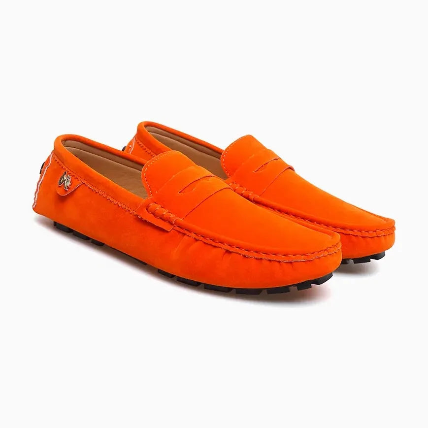 mocassins orange posés ensemble sur un fond blanc