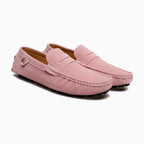 paire de mocassins roses en vue de trois quarts sur fond uni
