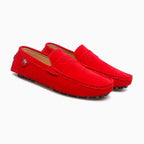 paire de mocassins rouges posée sur fond blanc