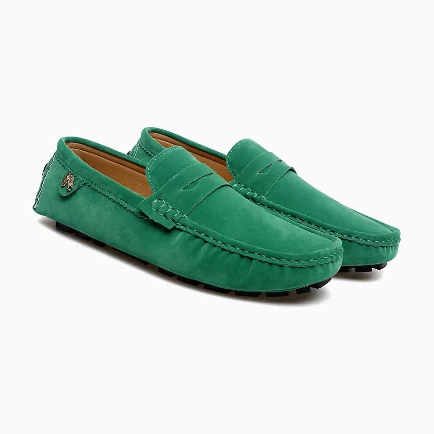 paire de mocassins verts isolée sur un fond blanc