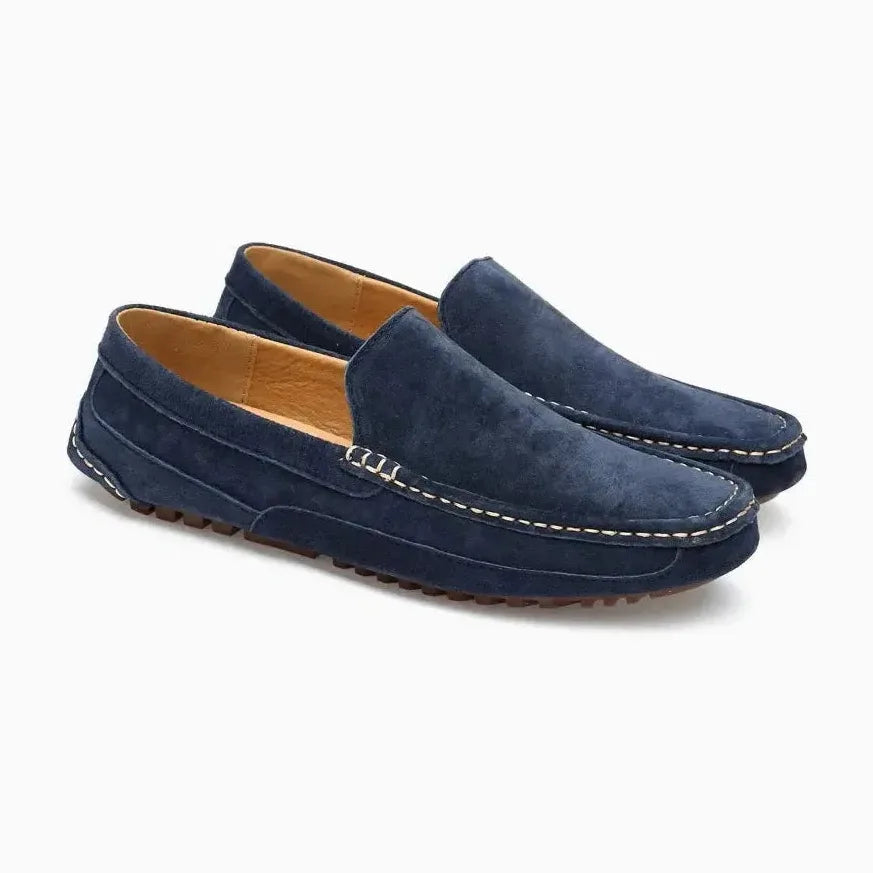 Mocassins en daim souple présentés seuls sur fond uni coloris bleu