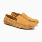 Mocassins en daim posés sur fond uni en version marron clair