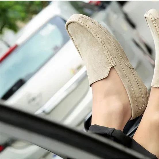Mocassins en daim vus en contre-plongée portés dans une voiture