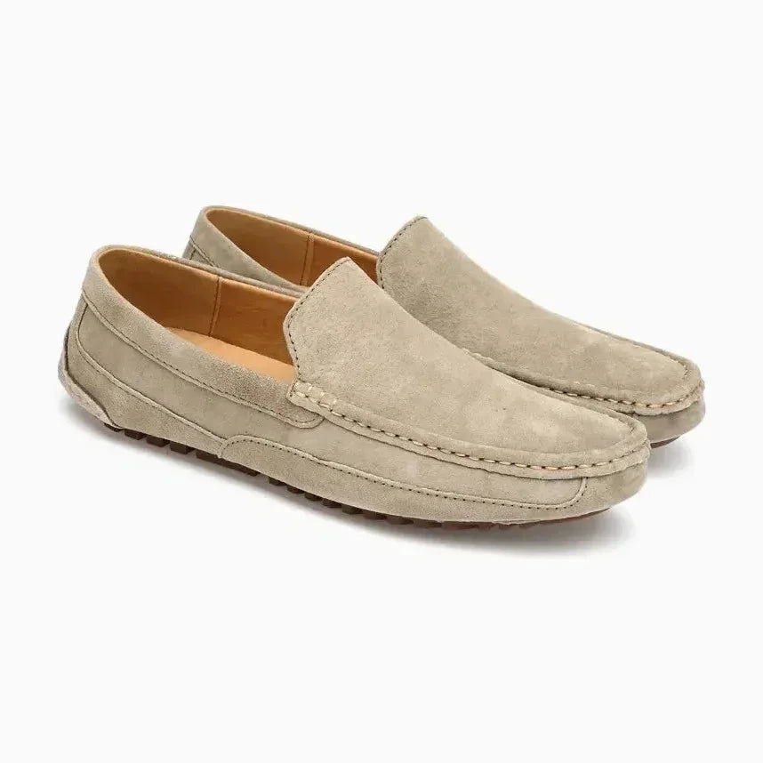 Mocassin homme cuir souple en daim coloris kaki présenté sur fond uni