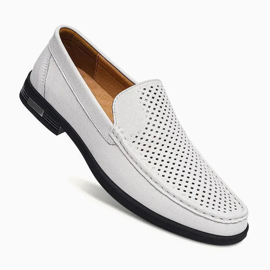 mocassin en cuir blanc vu de trois quarts, semelle noire contrastante