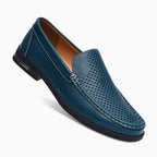 mocassin en cuir bleu présenté de biais, fond uni clair