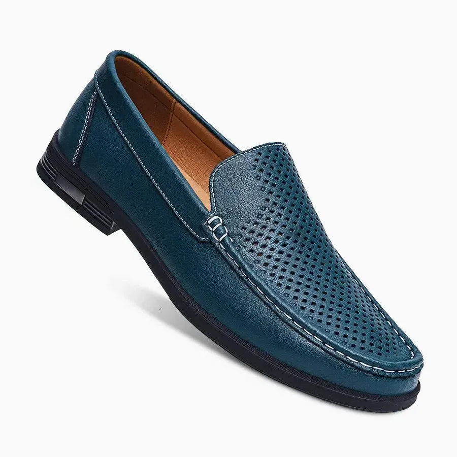 mocassin en cuir bleu présenté de biais, fond uni clair