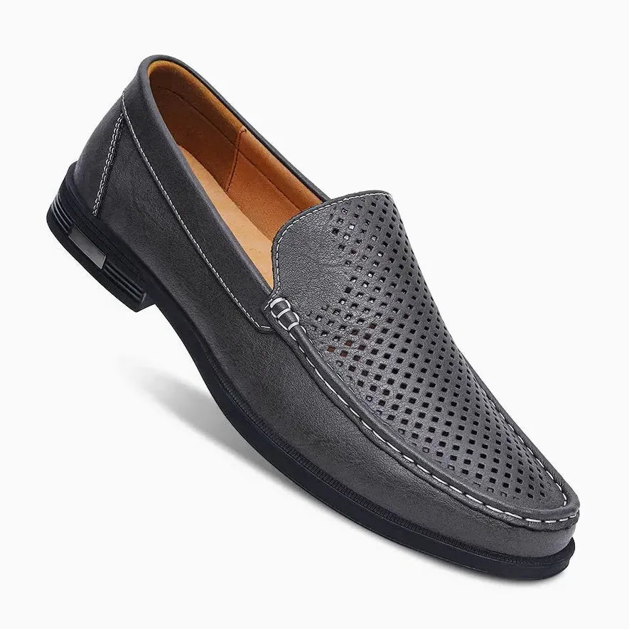 mocassin en cuir gris posé en diagonale sur fond blanc