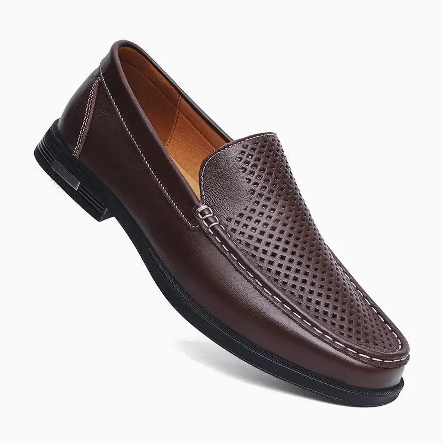 mocassin en cuir marron vu de trois quarts, détails de surpiqûres contrastées