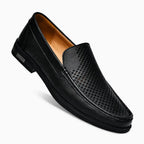 mocassin homme été en cuir noir vu de trois quarts sur fond uni