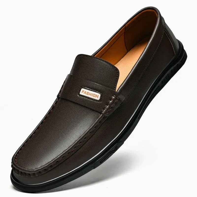 Mocassin homme grande taille à plaque, coloris marron, vu de trois quarts sur fond blanc