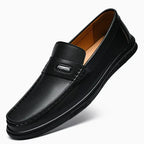Mocassin homme grande taille à plaque, coloris noir, vu de trois quarts sur fond blanc