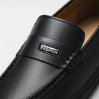 Mocassin homme grande taille à plaque, détail de la plaque et des coutures sur le cuir noir