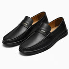 Mocassin homme grande taille à plaque, la paire en noir vue de trois quarts