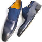Paire de mocassins bleu marine vue de dessus, détails de la bride circulaire apparents