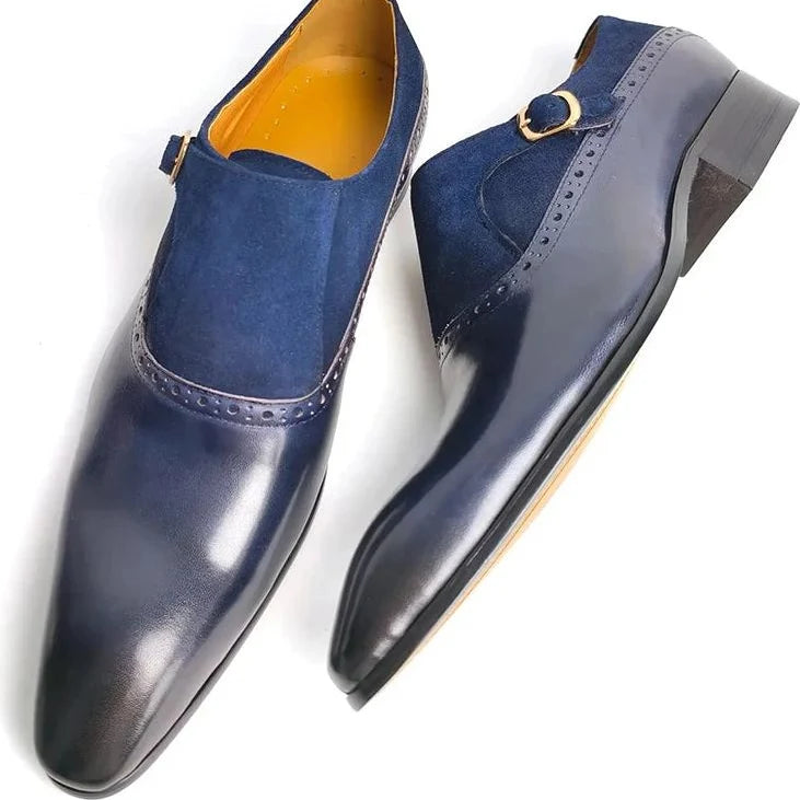 Paire de mocassins bleu marine vue de dessus, détails de la bride circulaire apparents