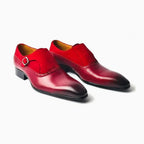 Chaussures habillées rouges avec boucle, présentées en duo sur fond blanc