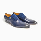 Mocassin homme luxe bleu posé sur fond blanc, boucle et bout pointu en évidence
