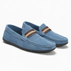 la paire de mocassins seule, coloris bleu, présentée sur fond clair