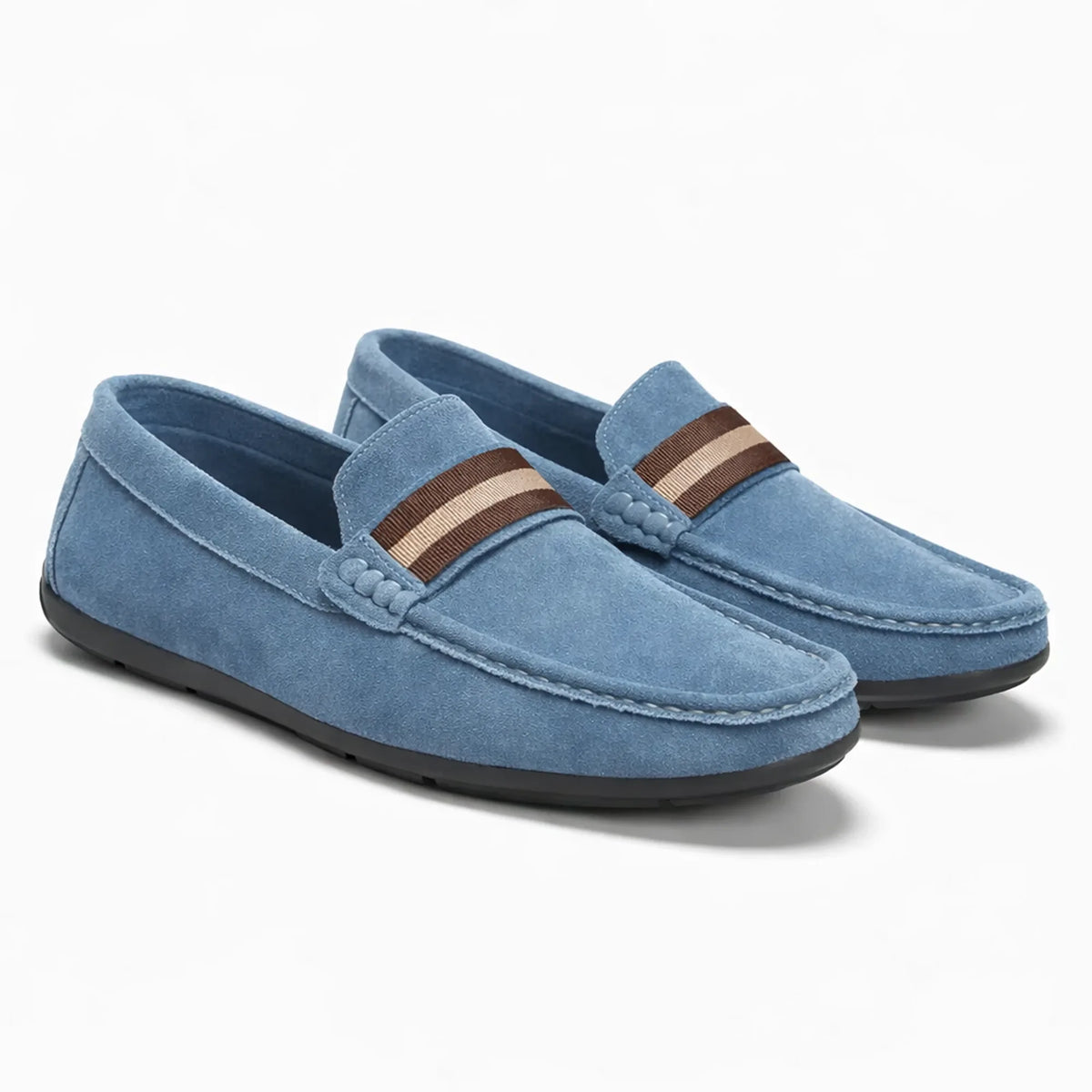 la paire de mocassins seule, coloris bleu, présentée sur fond clair
