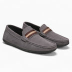 la paire de mocassins seule, coloris gris, posée de côté