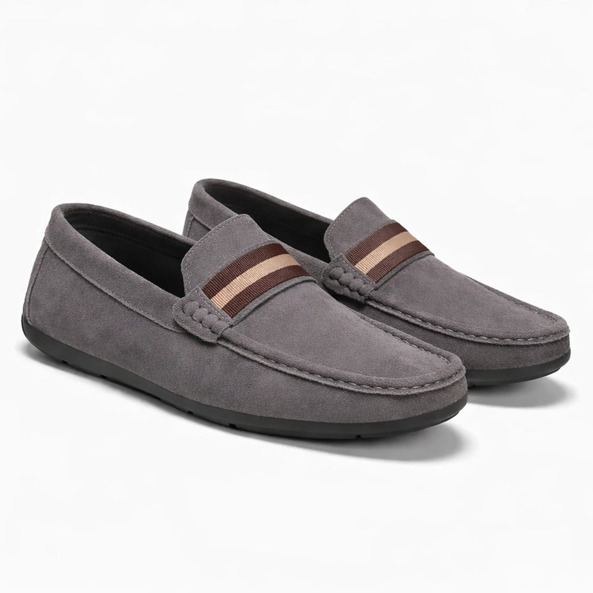 la paire de mocassins seule, coloris gris, posée de côté
