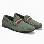 mocassins verts vus de trois quarts, posés sur fond blanc