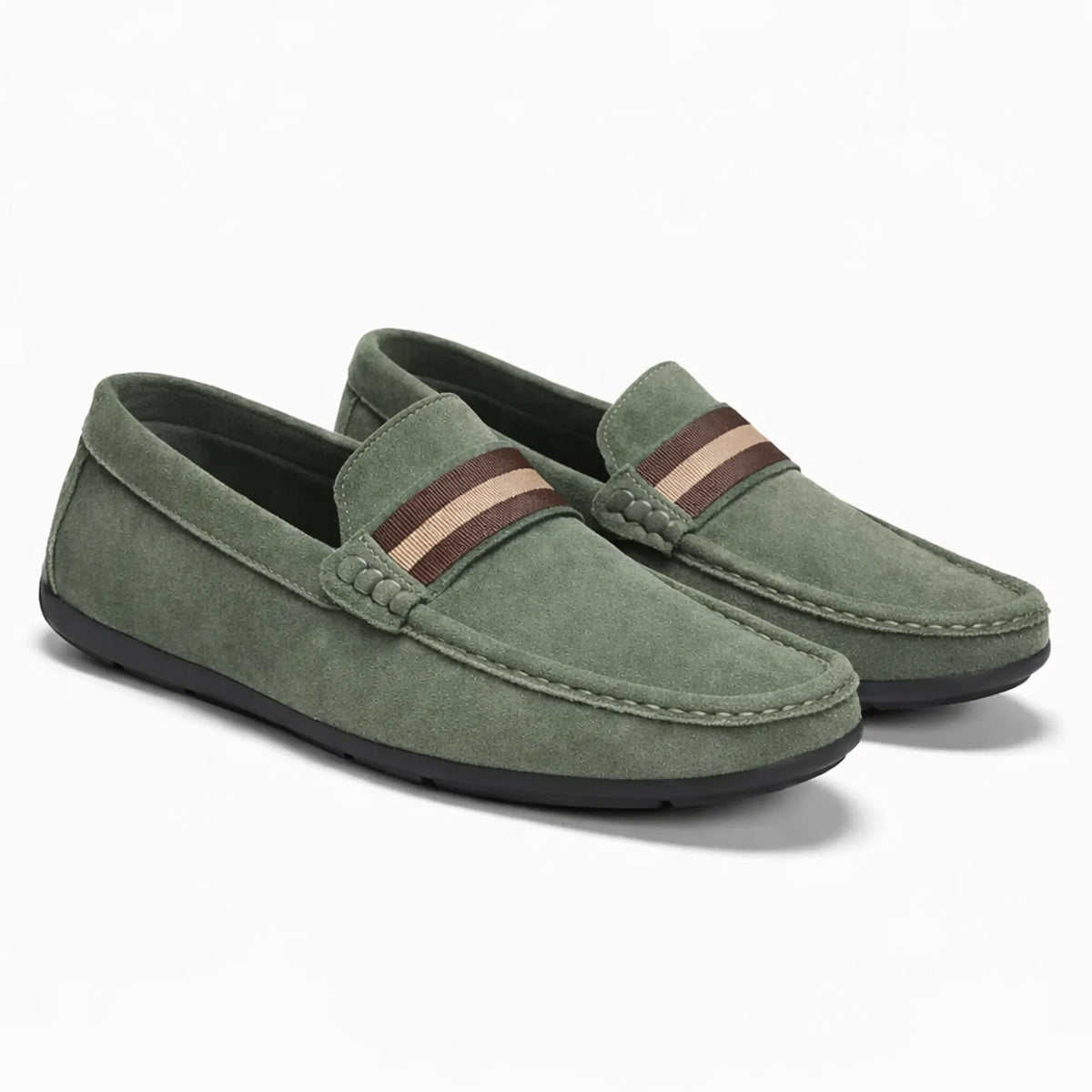 mocassins verts vus de trois quarts, posés sur fond blanc