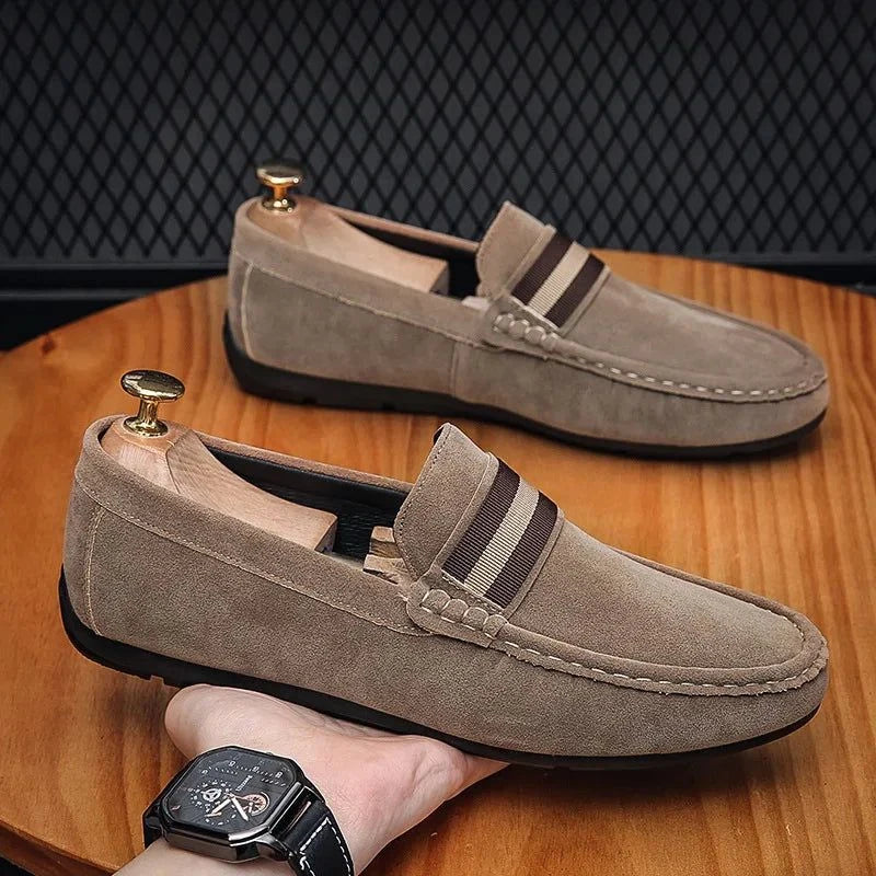 paires de mocassins portées lors d’une utilisation quotidienne sur une table en bois