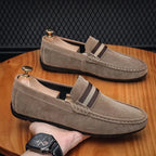 paires de mocassins portées lors d’une utilisation quotidienne sur une table en bois