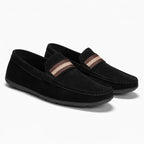 mocassin homme moderne coloris noir présenté de trois quarts sur fond blanc
