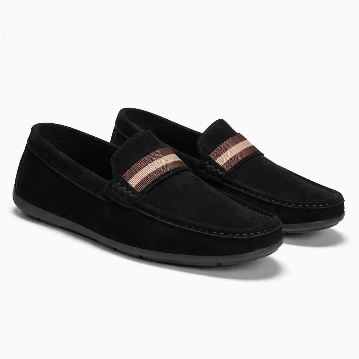 mocassin homme moderne coloris noir présenté de trois quarts sur fond blanc