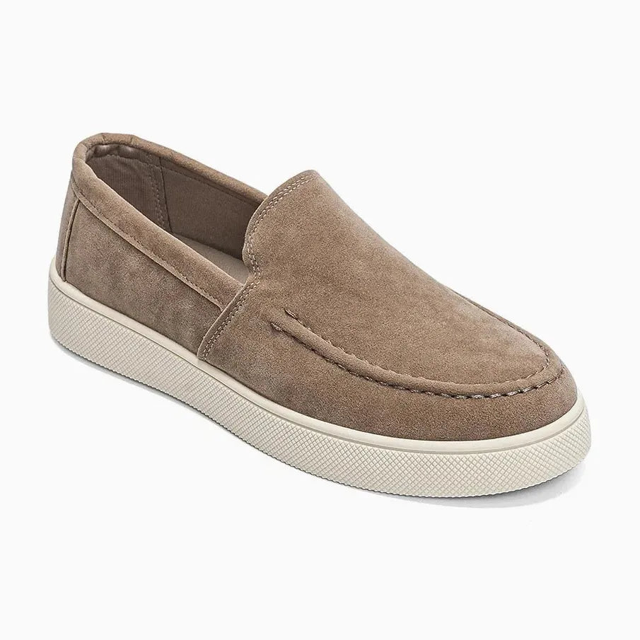 mocassin beige à semelle blanche présenté de trois-quarts sur fond clair