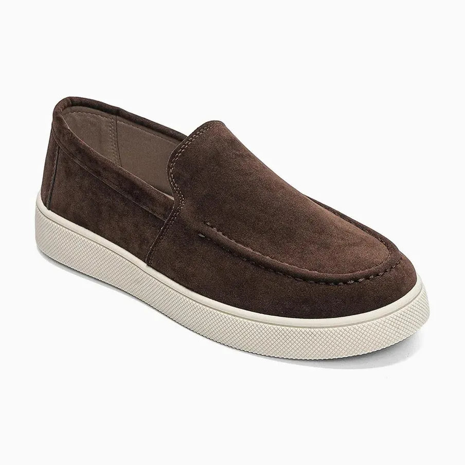 mocassin coloris café à semelle blanche posé sur fond uni
