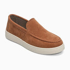 paire de mocassins coloris marron roux à semelle blanche sur fond uni