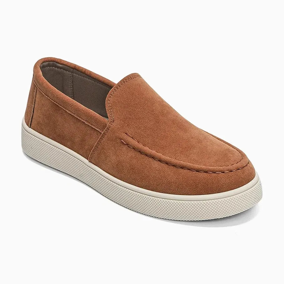 paire de mocassins coloris marron roux à semelle blanche sur fond uni