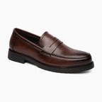 La paire de mocassins vernis marron seule sur fond blanc