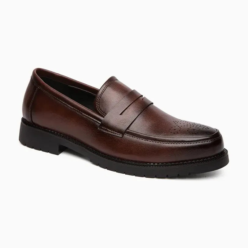 La paire de mocassins vernis marron seule sur fond blanc