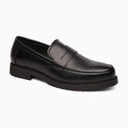 Mocassin homme semelle épaisse en vernis noir posé sur fond blanc