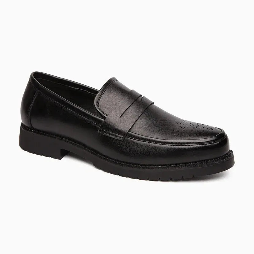 Mocassin homme semelle épaisse en vernis noir posé sur fond blanc